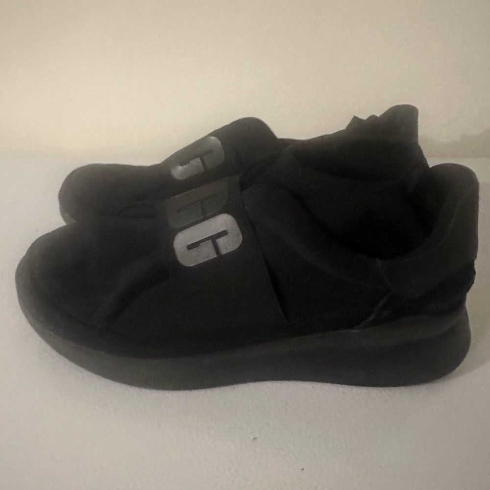 Black Slip-On Ugg Sneakers
